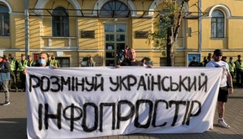 Нацкорпус пикетировал NewsOne, "112 Украина" и ZIK