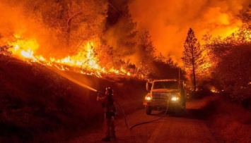 Пожар возле Лос-Анджелеса продолжает неконтролируемо распространяться