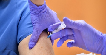 В РФ разрешили испытать еще одну вакцину от COVID-19