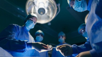 В Кривом Роге хирурги горбольницы № 8 седьмой месяц сидят без работы