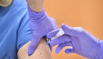 В России разрешили тестировать на людях третью вакцину от коронавируса