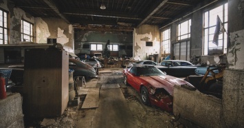 В здании заброшенной школы нашли редкие автомобили