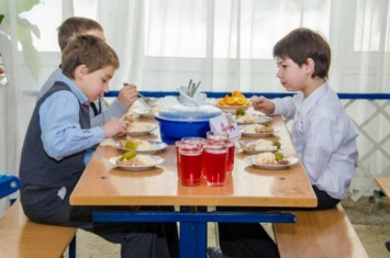 У Денисовой назвали причину отсутствия бесплатного питания для детей-переселенцев
