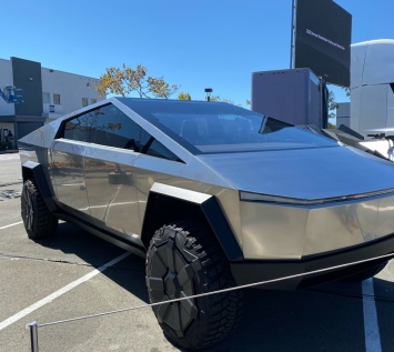 Фото дня: прототипы Tesla Roadster, Cybertruck, Semi и Cyberquad