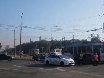 В Запорожье трамвай попал в ДТП - фото