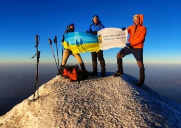 На вершину горы Арарат подняли флаг НУК имени адмирала С. Макарова