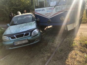 В Запорожье водитель легковушки подрезал трамвай - фото