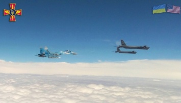 Бомбардировщики США вошли в воздушное пространство Украины для сопровождения Су-27 и МиГ-29