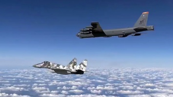 "Стратосферные крепости" и разведчики: американская авиация проводит масштабную тренировку над Черным морем