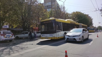 В центре Мариуполя маршрутный автобус столкнулся с такси, - ФОТО