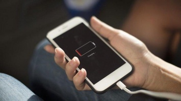 Что нельзя делать со смартфоном на зарядке: опубликованы советы экспертов