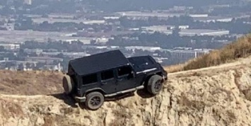 Мастер парковки: Jeep Wrangler бросили в необычном месте