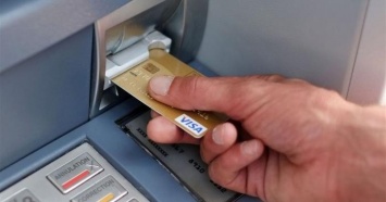 Мошенники украли из банка 1 млн грн с помощью фальшивых карточек - им сообщили о подозрении