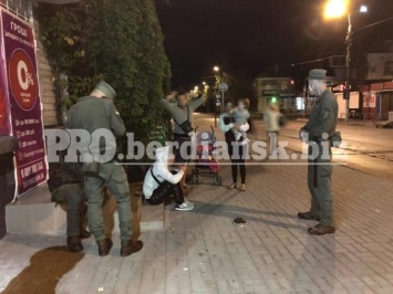 В Запорожской области подросток разгуливал с пистолетом по центру города