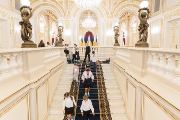Жена Зеленского устроила экскурсию по Мариинскому дворцу для детей с проблемами слуха. Фото