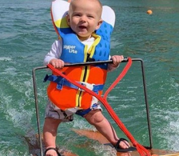 Шестимесячный малыш встал на водные лыжи и побил мировой рекорд