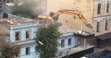 Ради офисного здания: в центре Киева снесли 150-летнюю усадьбу (ФОТО)