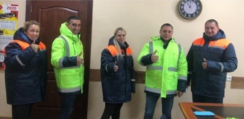 Одесским коммунальщикам выдали фирменные теплые куртки