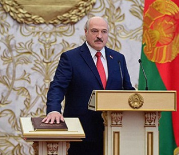Лукашенко положил "красную руку" на Конституцию: видео конфуза на инаугурации стало вирусным