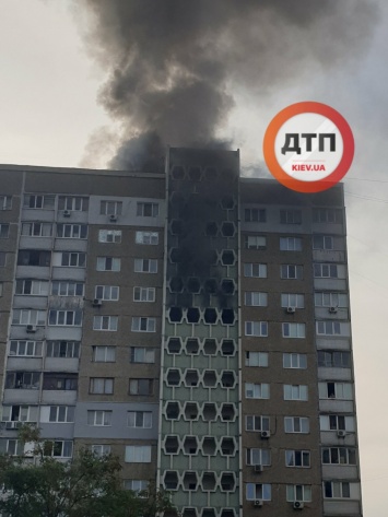В Киеве на Троещине загорелась многоэтажка. Фото
