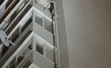 Ради любимой на 16-й этаж по газопроводу: в Днепре с трубы сняли 29-летнего мужчину