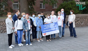 Деньги ради жизни: медики и пациенты отделения гемодиализа вышли на пикет перед Николаевским облсоветом