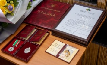 Лучшие сотрудники Вольногорского горно-металлургического комбината получили государственные награды и звания