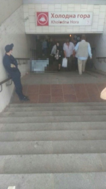 В Харькове на входе в метро нашли труп мужчины, - ФОТО