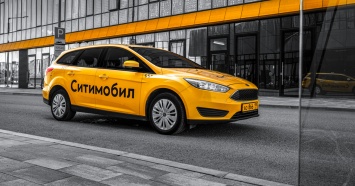 Больше половины россиян доверили бы таксистам своих детей