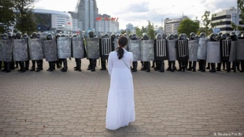 Марши протеста в Беларуси: и в регионах в первых рядах - женщины