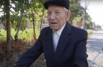 Ездит на мопеде и фоткается: под Винницей 100-летний дед поражает своей активностью