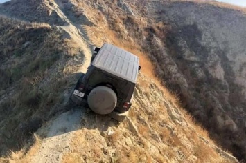Энтузиасты спасли Jeep Wrangler, застрявший на горной тропе (ВИДЕО)