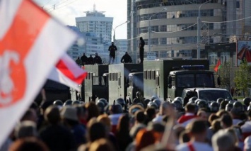 В Минске перекрыли подходы к площади Победы и начали стягивать технику силовиков