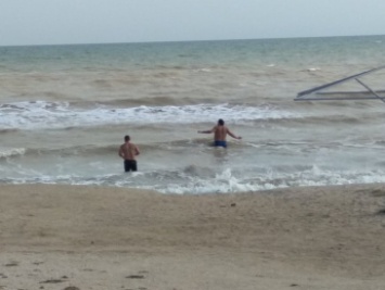 В конце сентября в Примпосаде курортники купаются в море (фото, видео)