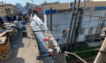 В Киеве на железнодорожном вокзале на рельсы упал забор пешеходного моста