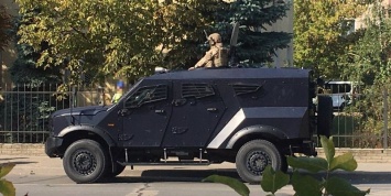 В Киеве военные на броневике, после проведения учений, попали в ДТП: видео