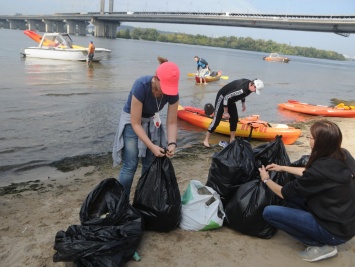 В Киеве активисты на каяках собрали более сотни килограмм мусора с Днепра