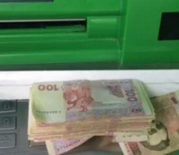 В Украине участились случаи мошенничества с банкоматами: как не стать жертвой