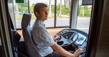 На учебных курсах водителей учат управлять троллейбусами с автономным ходом
