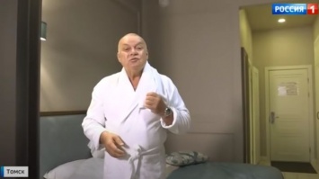 Пропагандист Киселев для сюжета побрился в номере Навального и одел белый халат (ВИДЕО)