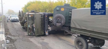 Под Днепром дорогостоящая техника ВСУ попала в серьезное ДТП, пострадал гражданский (фото)