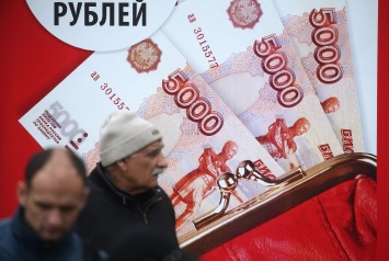 Рубль вошел в тройку самых подешевевших к доллару валют