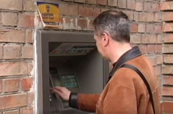Кошмар клиентов ПриватБанка сбывается: тысячи гривен съедает банкомат