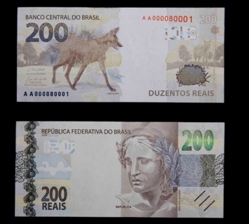 В Бразилии новая банкнота в 200 реалов. С однои? стороны печальная скульптура, с другои? - веселый волк. Фото