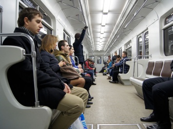 В Киеве человек попал под поезд метро, движение ограничено