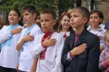 Ежедневное пение гимна в школах Киева: дело дошло до суда
