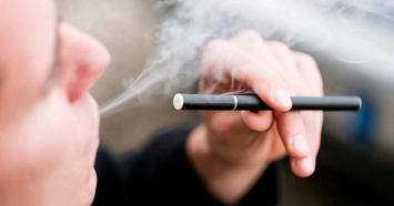 В Украине намерены запретить продажу электронных сигарет несовершеннолетним