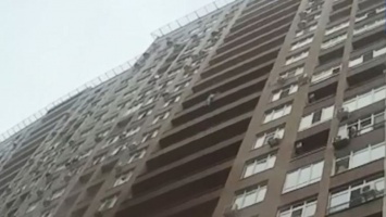 В Киеве патрульный успел спасти женщину за секунду до падения с высотки: видео