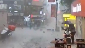 Мощный град "расстрелял" улицы Стамбула (видео)