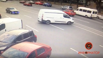 В Днепре на проспекте Героев Ford без водителя катался по проезжей части: видео момента
